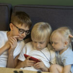 Digitalna ravnoteža: kako pomoći djeci da zdravo koriste tehnologiju